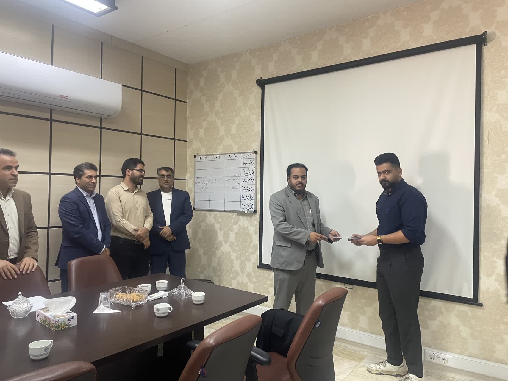 تقدیر و تشکر از دانشجوی پژوهشگر برجسته بند "ک" دانشگاه