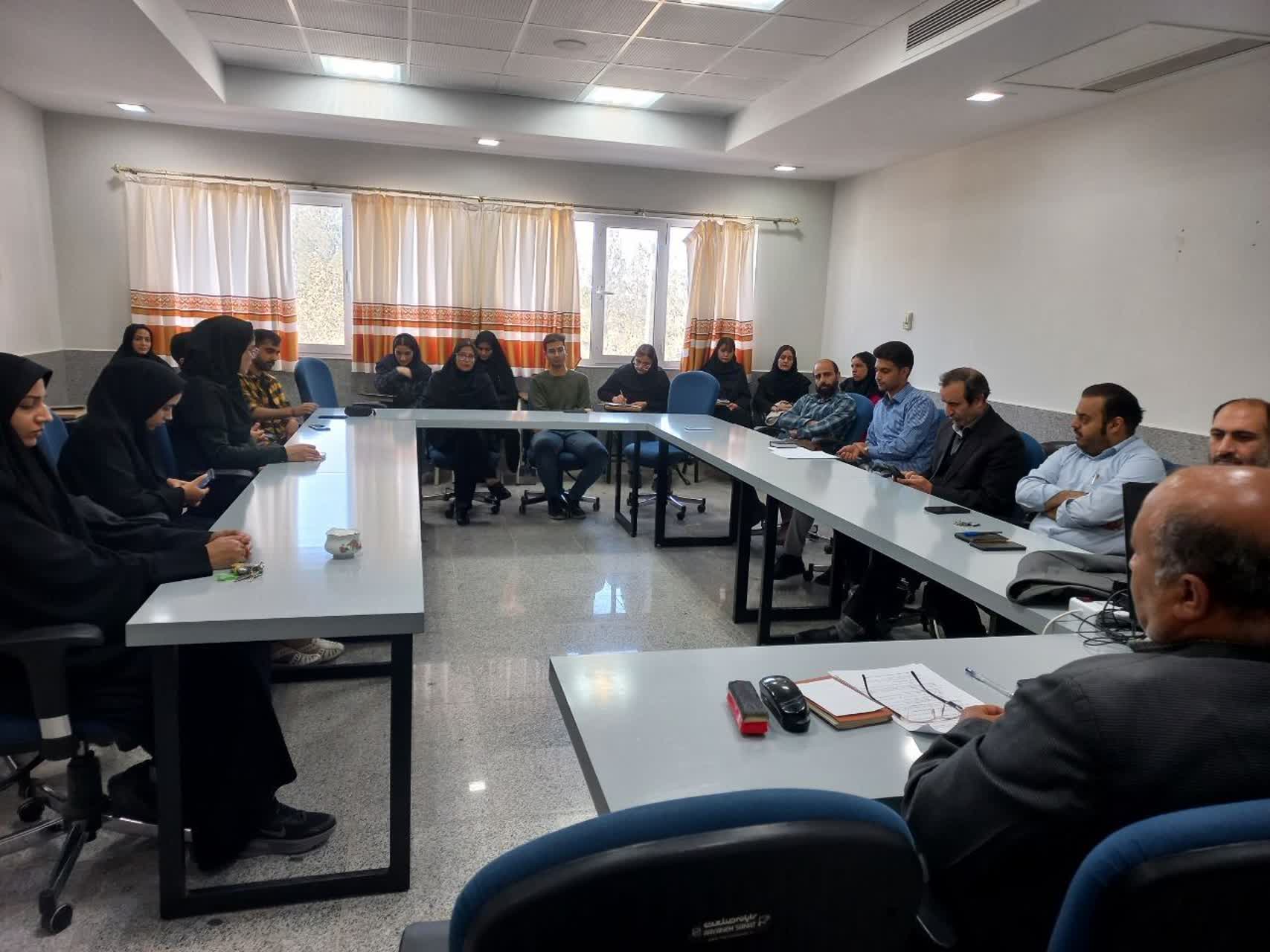 جلسه هم اندیشی پژوهشی اساتید هیئت علمی دانشکده پیراپزشکی با دانشجویان برگزار شد.