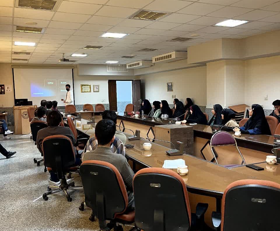 کارگاه آموزش مقدمات برنامه‌نویسی و کامپیوتر ساینس برگزار شد.